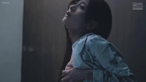 NTR的美好瞬间 - NTR快感像毒药一样渗入藤井レイラ的骨髓。丈夫的吻是温柔却无力的，而小沢的吻是掠夺、是征服、是让她沦陷的标记。她的嘴唇曾经只属于丈夫的,现...