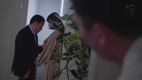 NTR的美好瞬间 - 丈夫既是始作俑者，也是旁观者。他看着自己最骄傲的妻子，在别人的身下从「我的」变成「大家的」，看着她那对神乳被揉捏、被含吮、被拍打得发红，看...