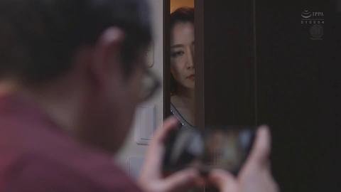 NTR的美好瞬间 - 平日里温柔端庄的母亲，此刻正跪在镜头前，舌头灵活而贪婪地缠绕着好友的龟头，像一只沦陷的雌兽。  儿子的大脑一片空白。一股灼热、背德的快感如...