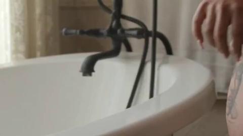 FAMILY PORN - "تبي تجلـ.ـحْ مع بنات تعال وحمل تطبيق ذا👇🏻👇🏻 وشوف البنات الي فيه وترا...