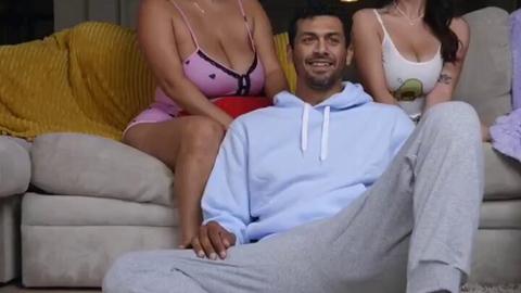FAMILY PORN - "تبي تجلـ.ـحْ مع بنات تعال وحمل تطبيق ذا👇🏻👇🏻 وشوف البنات الي فيه وترا...