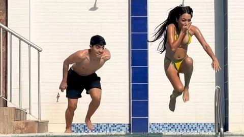 Split Slut - "تبي تجلـ.ـحْ مع بنات تعال وحمل تطبيق ذا👇🏻👇🏻 وشوف البنات الي فيه وترا...