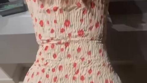Corno Raiz - Casada milf fica toda nervosa pegando e provando o pau de um macho di...